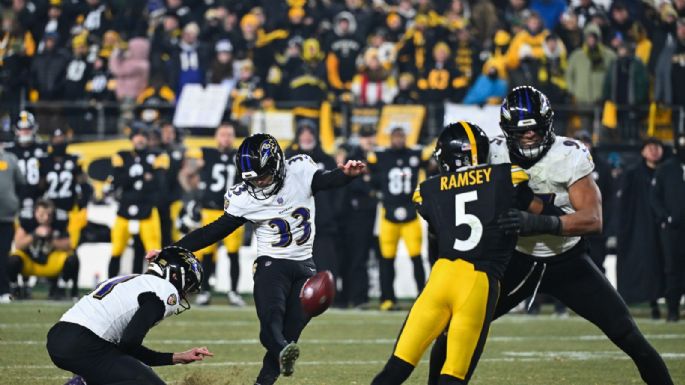 Rodgers y Steelers ganan la AFC Norte al vencer 26-24 a Ravens tras falla de Loop