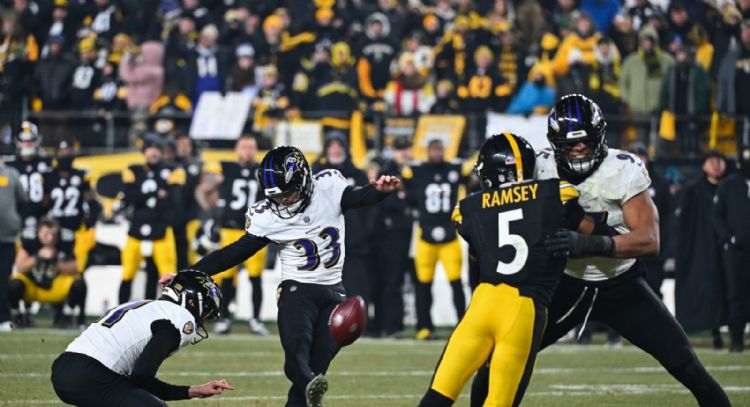 Rodgers y Steelers ganan la AFC Norte al vencer 26-24 a Ravens tras falla de Loop