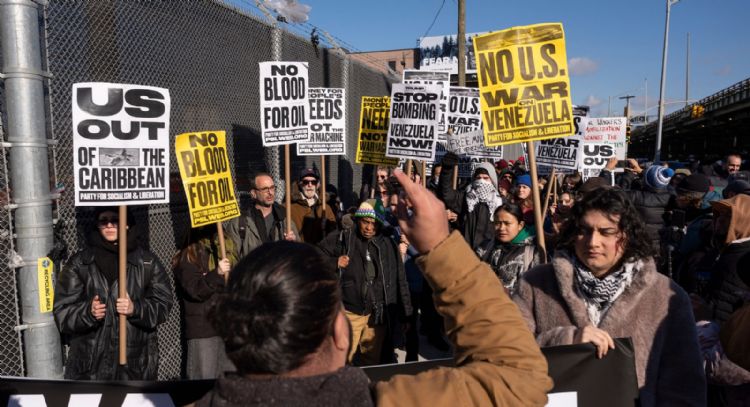 Cientos de manifestantes protestan frente a la prisión de Nueva York en la que está encerrado Maduro