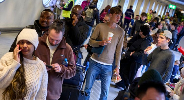 Nieve y hielo paralizan vuelos y bloquean carreteras en partes de Europa
