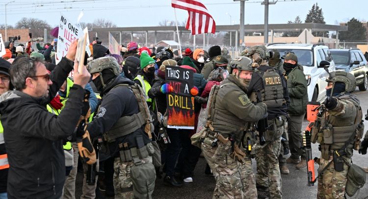 Protestas e indignación en Minneapolis tras la muerte de una mujer a manos de un agente del ICE