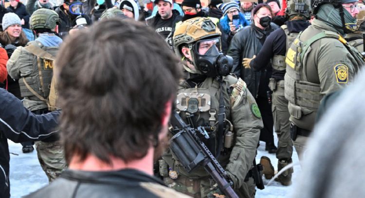 Acusan a demócratas de poner en riesgo la seguridad de EU, tras asesinada por agente de ICE (Video)