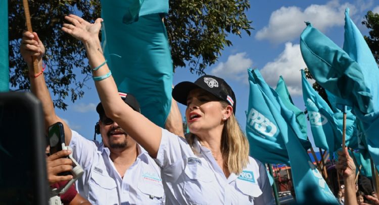 Costa Rica sale a votar con el oficialismo como favorito