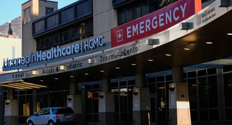 Agentes del ICE dicen que hombre se destrozó el cráneo al chocar con una pared; enfermeras lo dudan