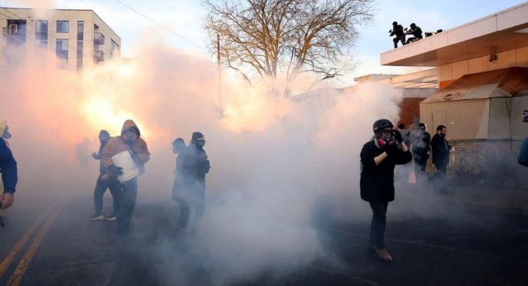 Alcalde de Portland exige que ICE abandone la ciudad después de que agentes gasearon a manifestantes