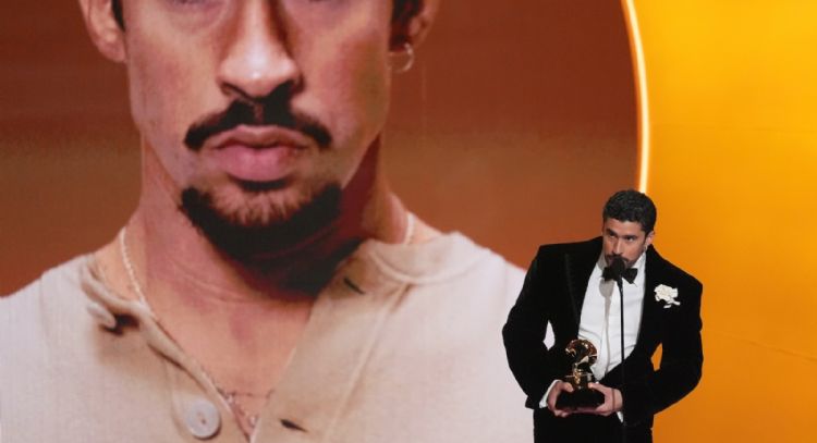 “Fuera el ICE”, dice Bad Bunny tras ganar el Grammy