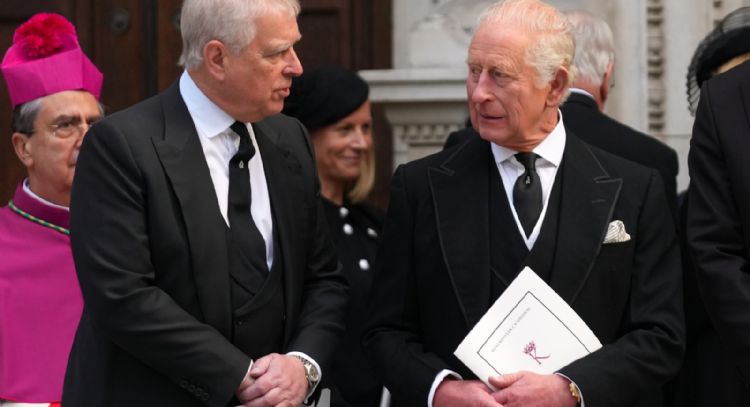 El rey británico Carlos III promete cooperar con la policía en investigación sobre caso Epstein