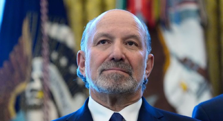 Secretario de Comercio de EU admite reuniones con Epstein que contradicen declaraciones previas