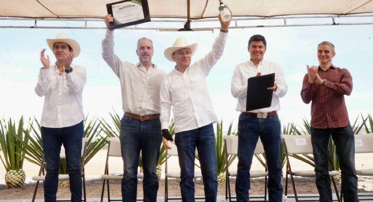 Gobernador Durazo posiciona al bacanora como bebida premium internacional con primeras certificaciones