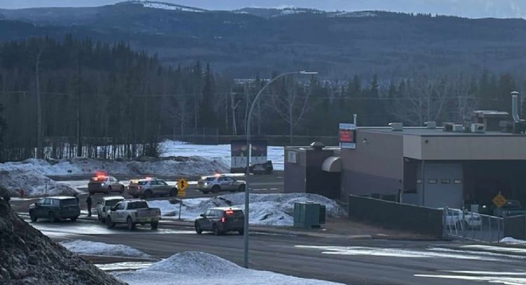 Tiroteos en escuela y vivienda en Canadá dejan 10 muertos, incluida la tiradora