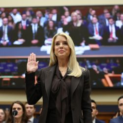 Bondi lamenta sufrimiento de víctimas de Epstein ante críticas por proteger nombres de "abusadores"