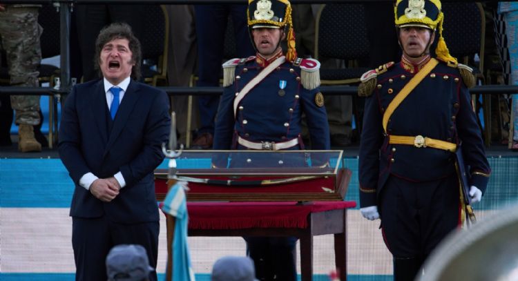 Senado argentino debate reforma laboral impulsada por Milei; sindicatos protestan frente al Congreso