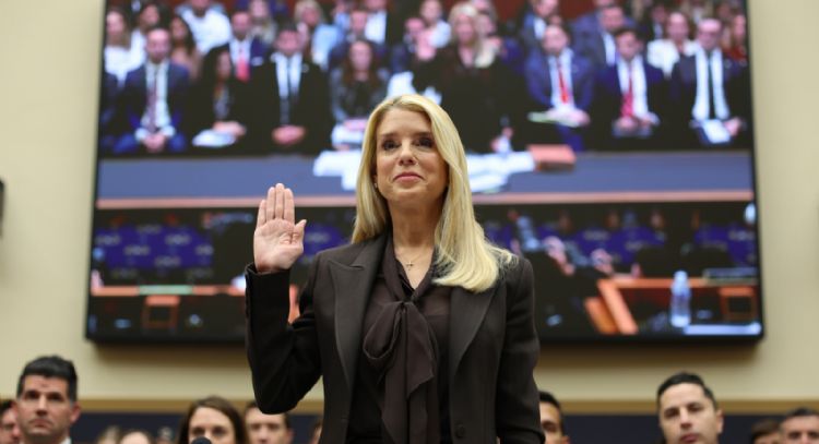 Bondi lamenta sufrimiento de víctimas de Epstein ante críticas por proteger nombres de "abusadores"