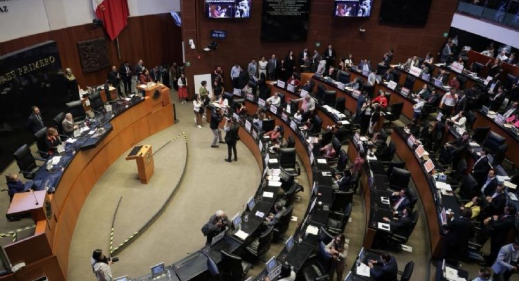 Senadores evitan las filas con módulo de vacunación VIP (Video)