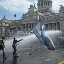 El Senado argentino aprueba la reforma laboral de Milei en medio de protestas; al menos 15 detenidos