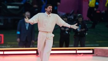 El Cervantes en EU y la RAE reconocen la labor de Bad Bunny difundiendo el español