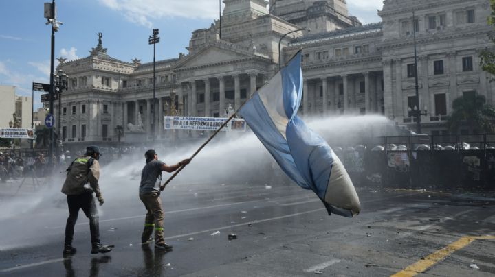 El Senado argentino aprueba la reforma laboral de Milei en medio de protestas; al menos 15 detenidos