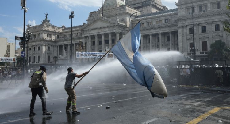 El Senado argentino aprueba la reforma laboral de Milei en medio de protestas; al menos 15 detenidos