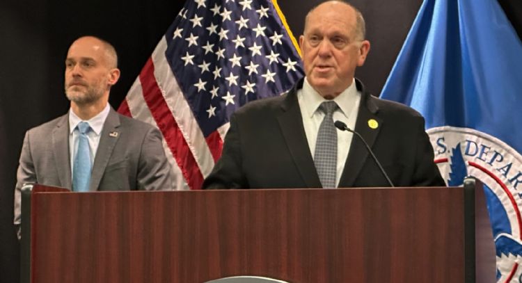 Anuncian fin de redadas migratorias en Minnesota tras muertes y protestas