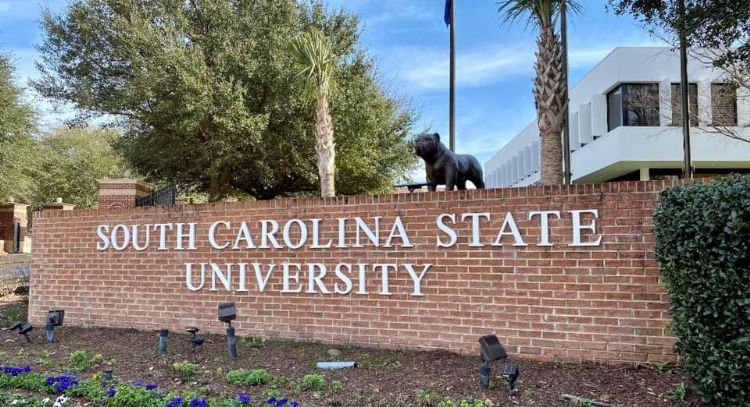 Mueren dos personas en tiroteo en una residencia de una universidad en Carolina del Sur