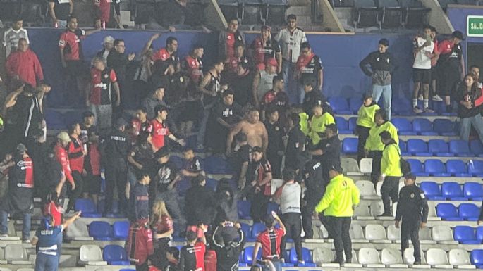 Se enfrentan aficionados del Atlas y elementos de seguridad en el partido Pachuca vs Atlas (Video)