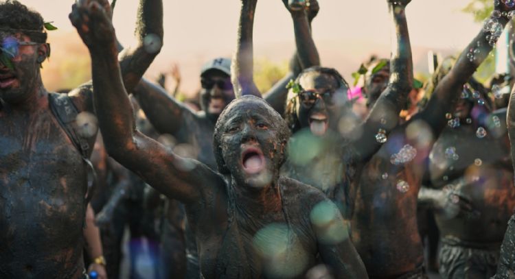 Olvida a la brillantina, la fiesta del carnaval en Paraty, Brasil, gira en torno al barro