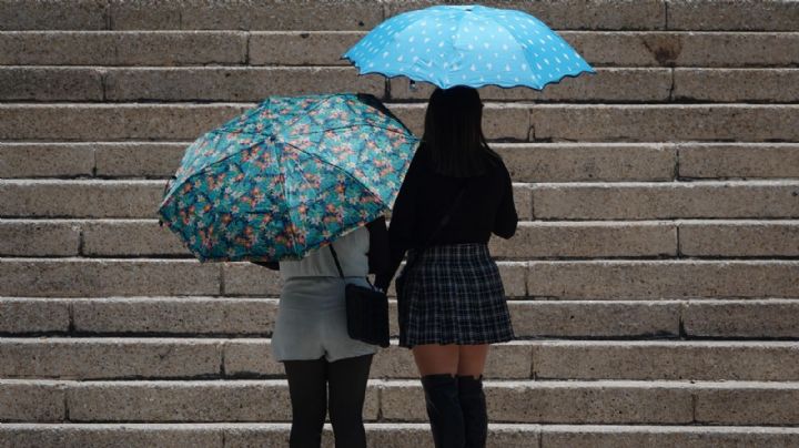 Chubascos y lluvias afectarán a nueve estados el martes; frente frío 35 sigue desplazándose