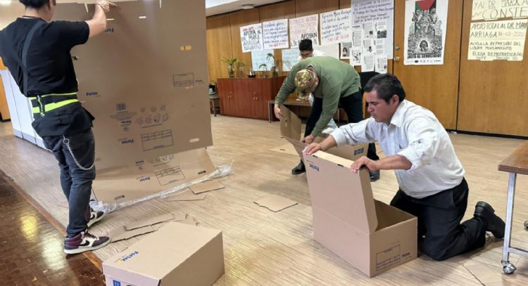 Marx Arriaga sigue atrincherado en oficina de la SEP; insiste en que espera notificación (Video)