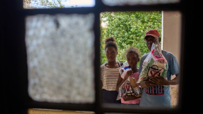 Ciudadanos cubanos agradecen a México la entrega de alimentos mientras la crisis se agrava