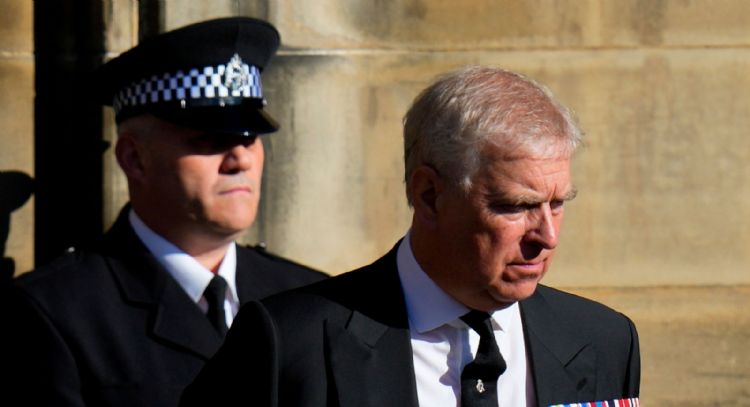 Policía registra la antigua mansión del expríncipe Andrés de Inglaterra un día después de su arresto