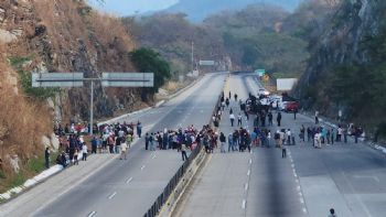 Bloquean autopista del Sol para exigir retiro de autodefensas; afectan a cientos de turistas