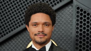 Trump amenaza con demandar al presentador de los Grammy por vincularlo a Epstein