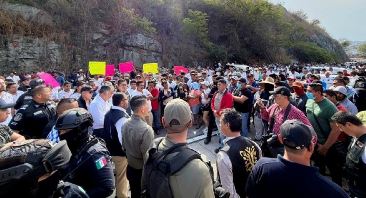 Levantan bloqueo en la Autopista del Sol tras acordar mesa de diálogo
