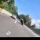 Momento en el que un motociclista choca y cae en la autopista México-Cuernavaca (Video)