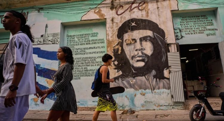 Sistema de salud de Cuba está al borde del abismo por bloqueo de combustible de EU, afirma ministro