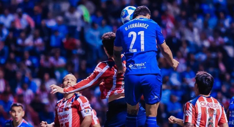Cruz Azul supera 2-1 a Chivas y le corta su paso perfecto en la Liga MX