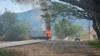 Detienen a 11 policías municipales por su presunta participación en quema y bloqueos en Michoacán