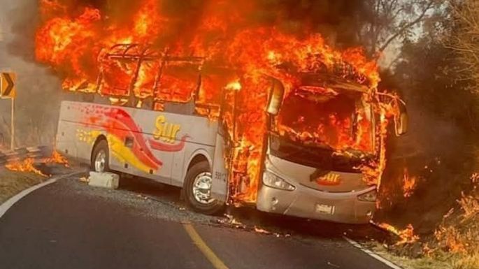 Arde Jalisco por narcobloqueos y quema de vehículos tras operativo; activan código rojo (Video)