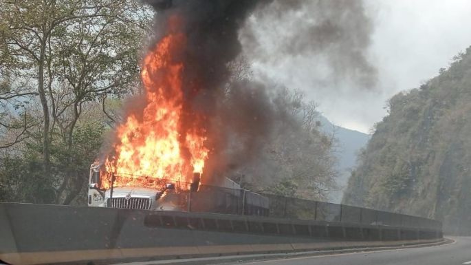 Hombres armados incendian unidades de carga y bloquean carreteras en Veracruz