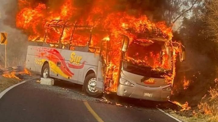 Arde Jalisco por narcobloqueos y quema de vehículos tras operativo; activan código rojo (Video)