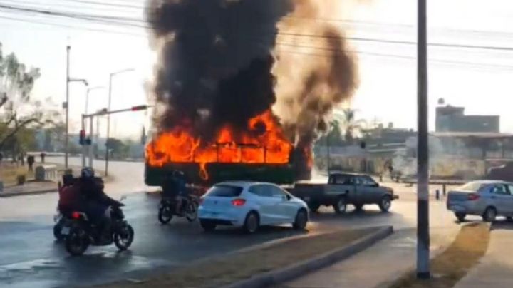 Reportan al menos 20 narcobloqueos en los límites de Michoacán con los estados de Jalisco y Colima