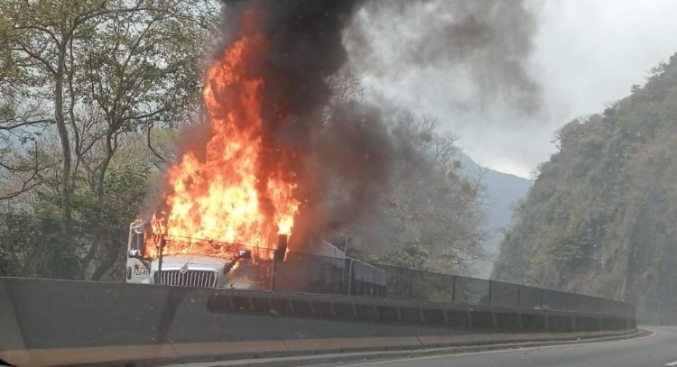 Hombres armados incendian unidades de carga y bloquean carreteras en Veracruz