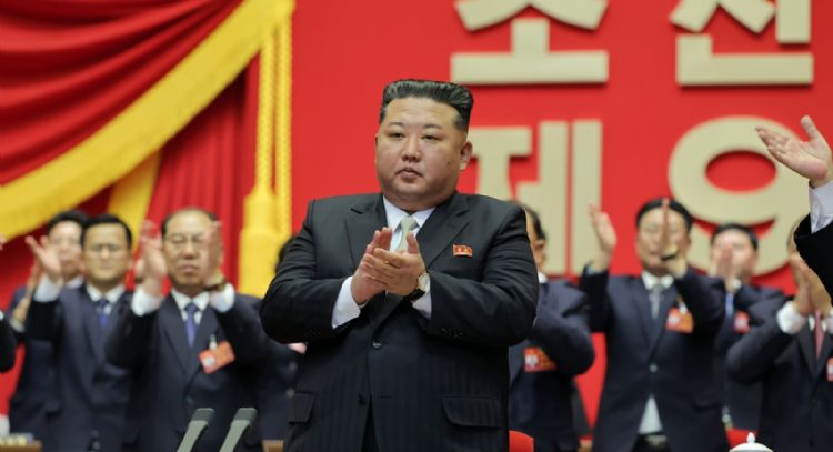 Kim es reelegido como líder del partido que gobierna Corea del Norte, que elogia su arsenal nuclear