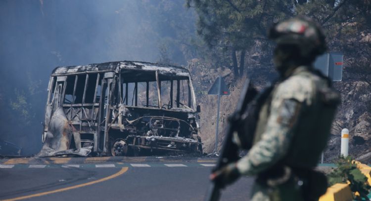 Continúa quema de vehículos en Aguililla, tierra natal de "El Mencho", alerta párroco