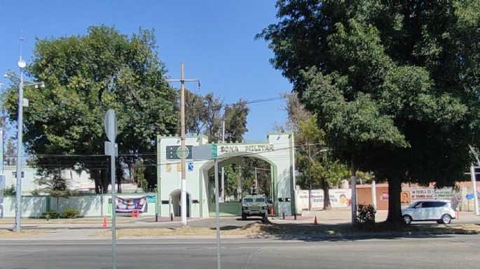 Evacúan reporteros por amenaza de ataque en la XV Zona Militar tras ceremonia por Día de la Bandera