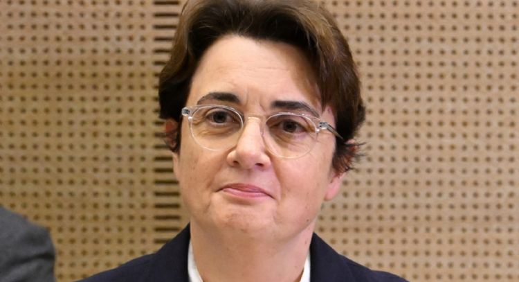 Directora del Museo del Louvre renuncia tras el robo de joyas en París