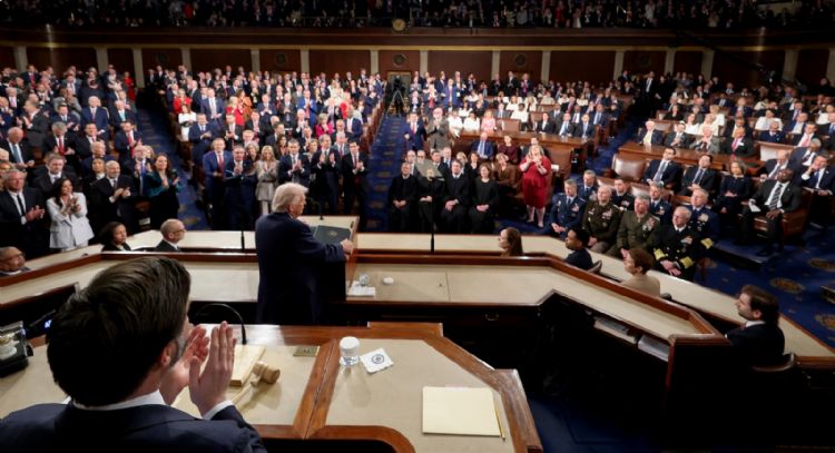 “Estamos ganando”, asegura Trump en el discurso del Estado de la Unión más largo de la historia