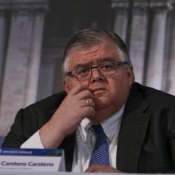 Carstens vuelve a México y calla en medio de cuestionamientos a Banxico y acusaciones de narcolavado