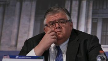 Carstens vuelve a México y calla en medio de cuestionamientos a Banxico y acusaciones de narcolavado