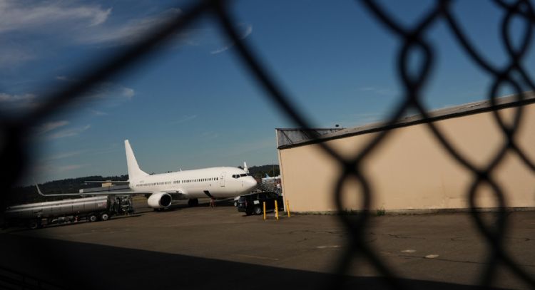 Política de EU de deportaciones hacia “terceros países” es ilegal, falla juez